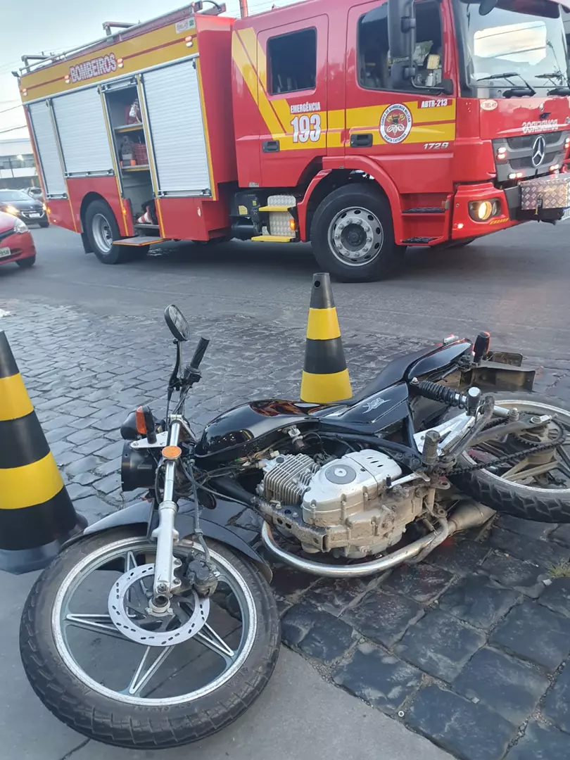 Acidente entre carro e motocicleta deixa dois feridos no Alto de Mafra